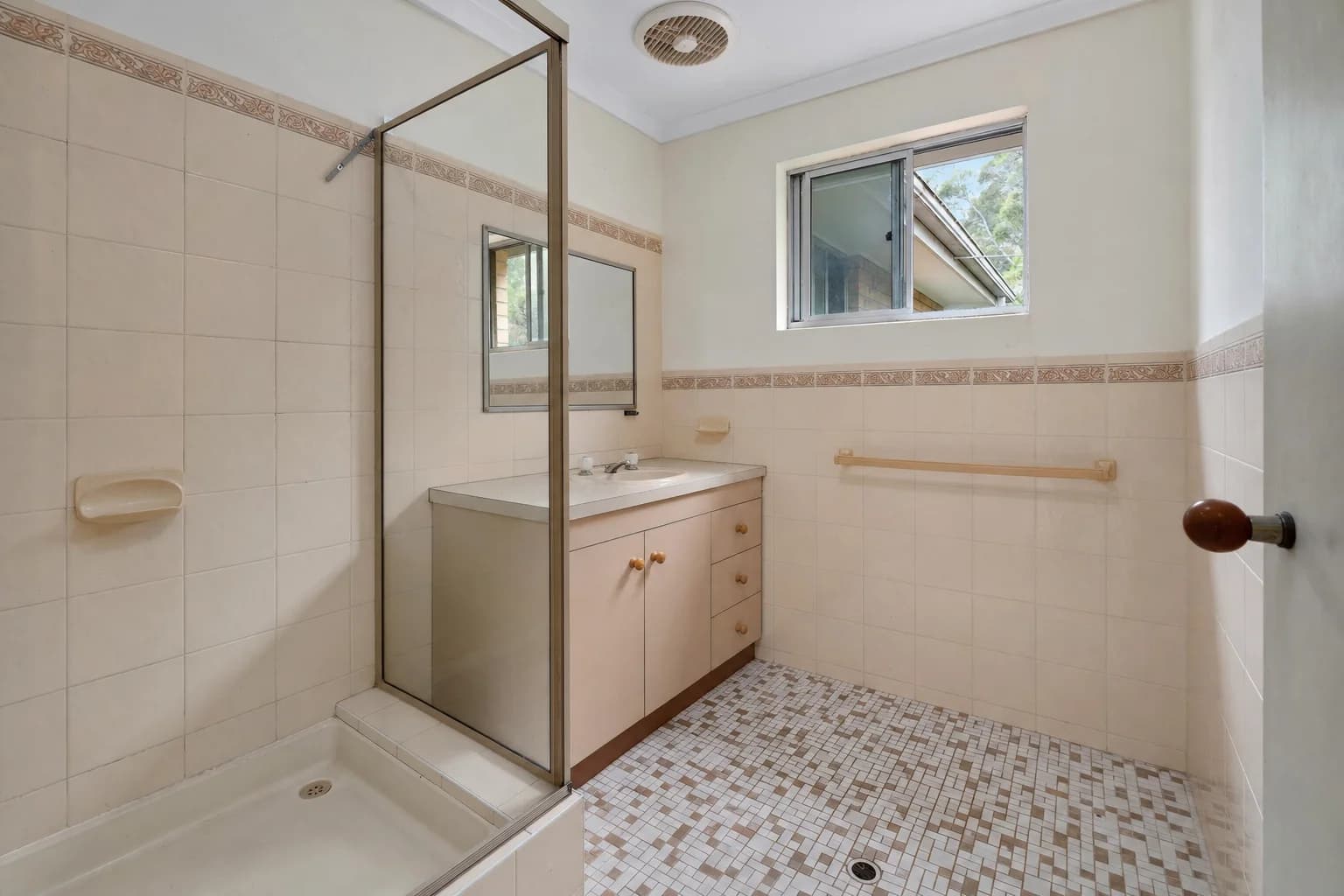 An original late seventies bathroom with a hobbed shower base and a floor standing vanity